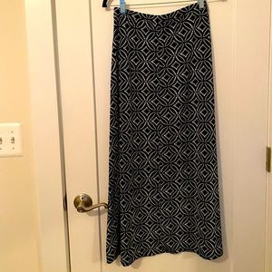 Super condition!  Dark navy blue and white maxi skirt. Dress Barn Sz Sm P.